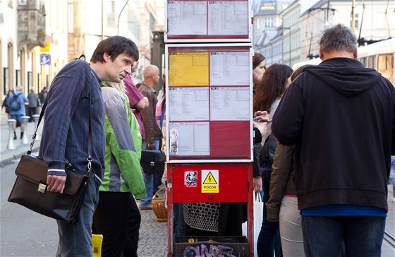 Ze stojan u zastávek tramvají mizí ísla linek i jízdní ády (ilustraní foto)