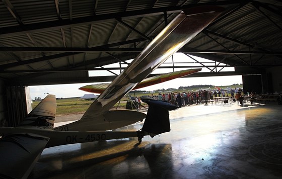 Na letiti v Havlíkov Brod oteveli nový hangár (8. záí 2012).