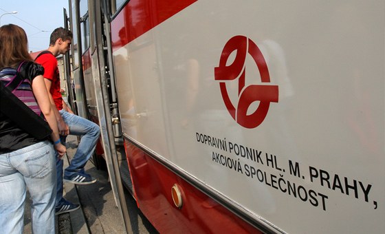 Na lince 39 mezi nádraím a Suchým Vrbným jezdí zapjené autobusy z Prahy.
