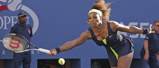 JET KOUSEK. Serena Williamsová sahá po míku ve finále US Open proti