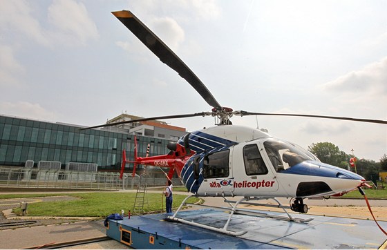 Vrtulník jihlavské zdravotnické záchranné sluby. Pi zásahu u Obratan na Pelhimovsku se porouchal. pro pacienta museli narychlo lett z eských Budjovic.
