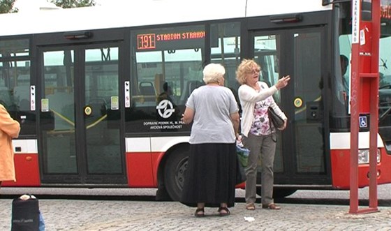 Na Strahov se cestující po záijových zmnách MHD potýkali pouze se zmatky.