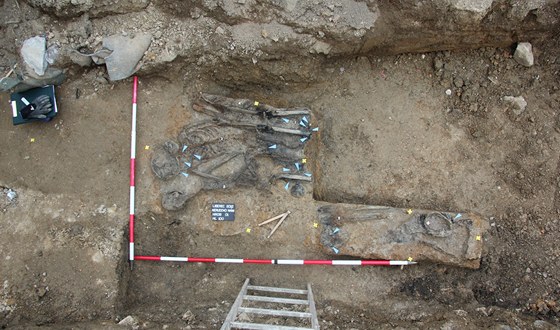 Archeologové objevili na míst starého pohebit v Liberci kostry staré a 400