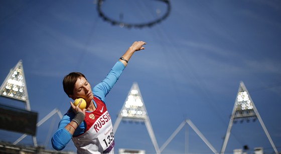 Ruská koulaka Larisa Voliková pi svém pokusu na paralympijských hrách v