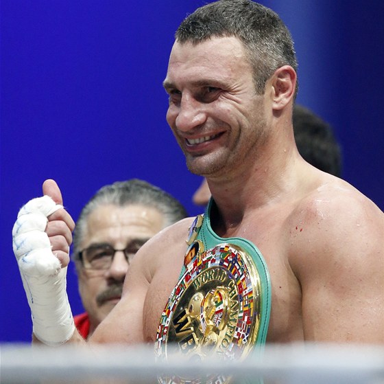 Ukrajinský boxer Vitalij Kliko oslavuje svoje vítzství v utkání o titul