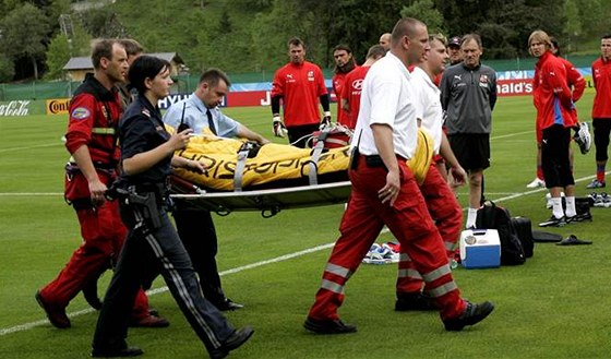 Fotbalisté sledují zásah zdravotník - etí fotbalisté sledují zdravotníky,