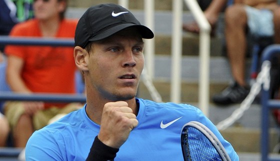 DOBRÝ MÍ. Tomá Berdych se raduje z úspné výmny v duelu s Nicolasem