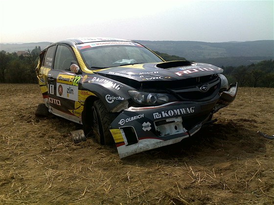 Na Barum Rally vjel v nedli po poledni soutní automobil do divák. Jeden mu