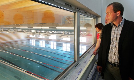 Karlovarský primátor Petr Kulhánek se dívá do hlavní haly bazénu u KV Areny.