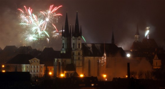 Silvestrovský ohostroj nad kostelem Sv. Mikuláe v centru Chebu.