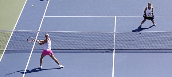 FINÁLE US OPEN. Lucie Hradecká vrací mí na polovinu italských soupeek.