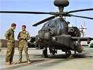 Princ Harry s kolegou u helikoptry Apache na zkladn Bastion v afghnsk...