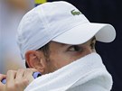 E SE NESCHOVM? Andy Roddick si utr obliej v utkn tetho kola US Open