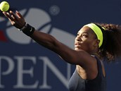 NA PODN. Serena Williamsov servruje ve finle US Open proti Viktorii...