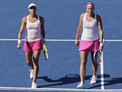 ZKLAMN PO FINLE. esk tenistky Andrea Hlavkov (vlevo) a Lucie Hradeck