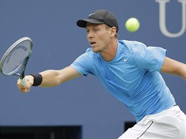 NA DLOUHOU RUKU. Tomá Berdych se na US Open brání ataku skotského tenisty...