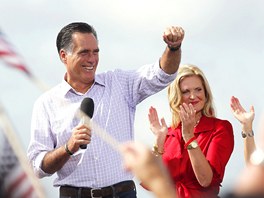 Mitt a Ann Romneyovi pi setkn s volii na letiti v Lakelandu. (1. z 2012)