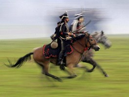 ZA NAPOLEONA! Úastníci v dobových kostýmech pipomínají dvousetleté výroí...