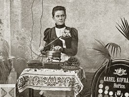 Výroba hoických trubiek v rodin Karla Kofránka na snímku z roku 1898....