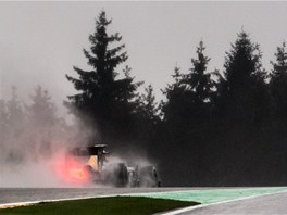 ZA OBZOREM. Heikki Kovalainen s vozem Caterham v druhém pátením volném...