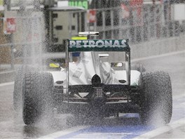 DO EXTRÉMNÍCH PODMÍNEK. Nico Rosberg s vozem Mercedes odjídí z boxového stání...