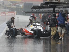 RYCHLE ZPÁTKY DO GARÁE. Lewis Hamilton zkusil odpoledne v belgickém...