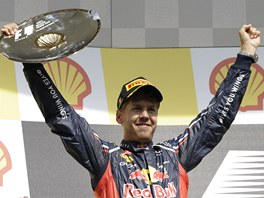 DRUH MSTO. Sebastian Vettel se dky skvl sthac jzd dostal z destho