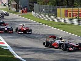PVODNÍ TRIO V POPEDÍ. Lewis Hamilton (vpravo) vede závod ped Felipem Massou...
