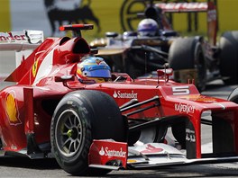 JÍZDA PRO TETÍ MÍSTO. Fernando Alonso bhem Velké ceny Itálie na okruhu v...