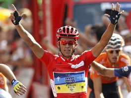 VTZSTV JE MOJE. Alberto Contador se v cli zvren etapy raduje z
