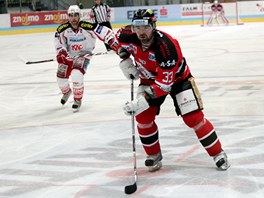 Znojemsk hokejista Peter Pucher pi utkn s Klagenfurtem.