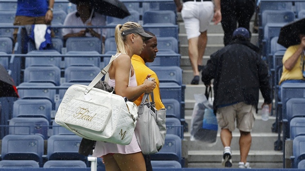 RYCHLE PRY. Rusk tenistka Maria arapovov prch ped detm bhem tvrtfinle US Open.