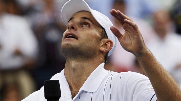EMOTIVN LOUEN. Americk tenista Andy Roddick ukonil ve 30 letech kariru. Louil se po prohe v osmifinle US Open.