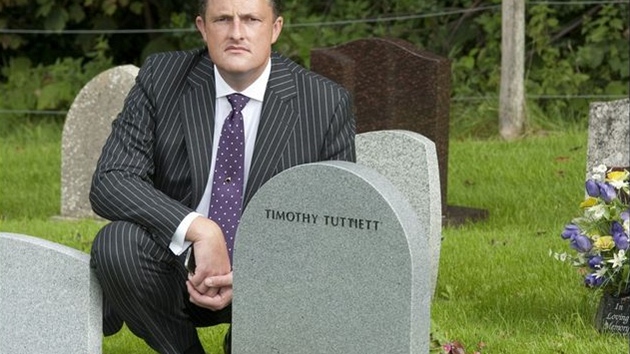 Stephen Nimmo, manager firmy Chester Pearce, s nhrobkem Timothyho Tuttietta.