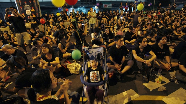 Stotiscov protest proti hodinm vlastenectv ped adem vldy v Hong Kongu.