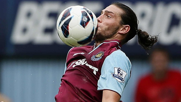 ZPRACOVN. Andy Carroll byl v zpase proti Fulhamu u vech t glu svho West Hamu.