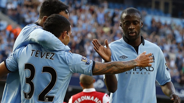 RADOST CITY. Fotbalist Manchesteru City oslavuj gl do st Queens Park Rangers, kter vstelil Yaya Tour (vpravo).