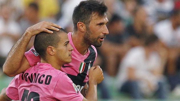 Sebastian Giovinco (vlevo) se raduje ze svho glu se spoluhrem Mirko Vuiniem. Juventus porazil Udine 4:1.