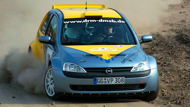 Zvodn Corsa 1600 vychzejc ze tet generace modelu na trati Rally Monte Carlo