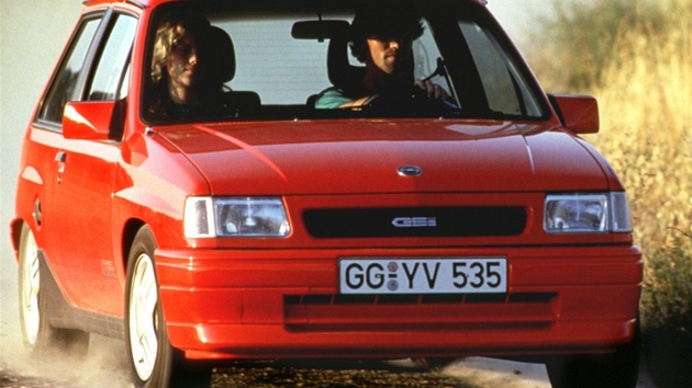 Zjemci o svin svezen li po roce 1987 po Corse CSI. Model pedstaven na frankfurtskm autosalonu dostal 101koovou 1,6 osazenou vcebodovm vstikovnm benzinu.