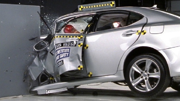 Crashtest s malm pekrytm Lexusu IS