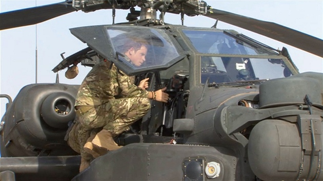 Princ Harry u helikoptry Apache na zkladn Bastion v afghnsk provincii Hlmnd (7. z 2012)