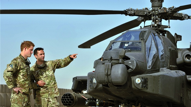 Princ Harry s kolegou u helikoptry Apache na zkladn Bastion v afghnsk provincii Hlmnd (7. z 2012)