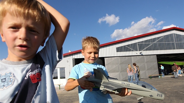 Na letiti v Havlkov Brod oteveli nov hangr (8. z 2012).