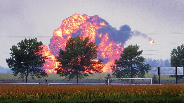 Fotoreportrm v obecenstvu se podailo zachytit explozi po dopadu letounu. Pilot zahynul.