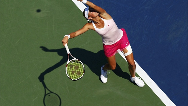 SERVIS. Andrea Hlavkov podv v utkn tetho kola US Open proti Marii Kirilenkov.