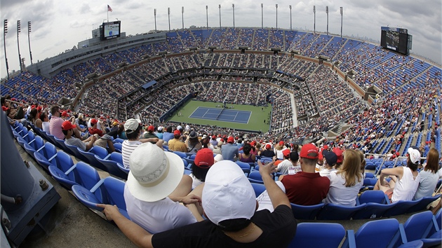 VHLED. Divci v arelU FLushing Meadows sleduj na  kurtu Arthura Ashe utkn tetho kola US Open mezi Novakem Djokoviem a Julienem Bennetauem.