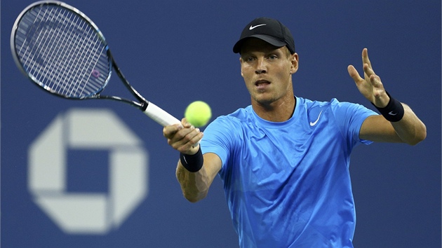 ABSOLUTN KONCENTRACE. Tom Berdych ve tvrtfinlovm utkn US Open proti Rogeru Federerovi.