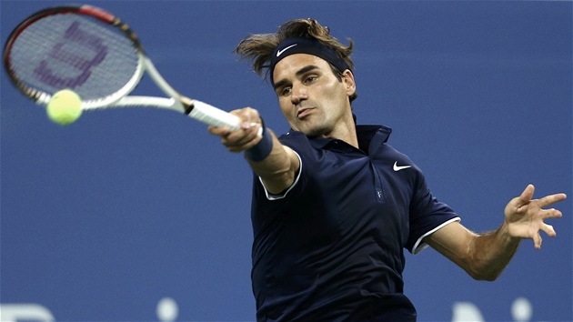 FOREHAND. Roger Federer ve tvrtfinle US Open proti Tomi Berdychovi.
