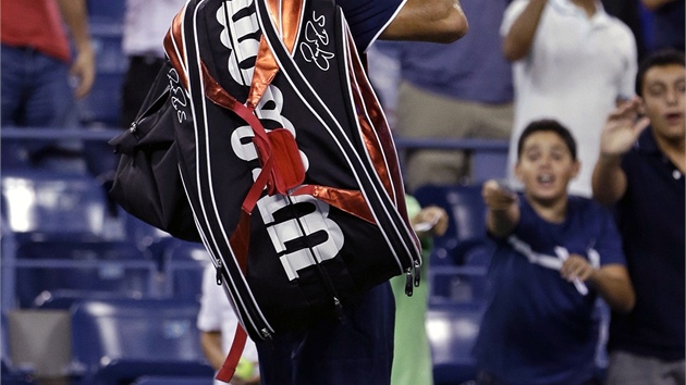 ZKLAMÁNÍ. Roger Federer opoutí kurt po prohe s Tomáem Berdychem.